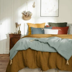 Couvre-lit à Nouettes Lin Lavé -Doublures De Lit Soldes 2024 bout de lit lin vert ambiance