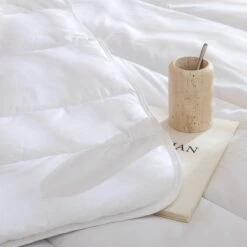 Couette Mi-saison éco Naturelle Enveloppe Coton Bio 350g Someo 9 Couette Mi-saison éco Naturelle Enveloppe Coton Bio 350g Someo -Doublures De Lit Soldes 2024 couette coton bio someo zoom ambiance 1