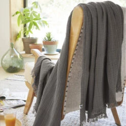 Plaid Gaze De Coton à Franges Gris Anthracite 10 Plaid Gaze De Coton à Franges Gris Anthracite -Doublures De Lit Soldes 2024 gaia anthracite amb 2 plaid