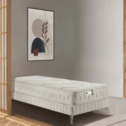 Matelas Simmons Ressorts Ensachés, Mousse à Mémoire De Forme, Lin Et Fibres Recyclées F1rst FR.3 -Doublures De Lit Soldes 2024 matelas simmons first3 1place 3 4 ambiance